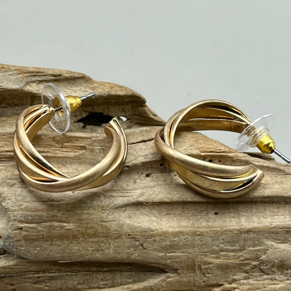 Elegant TwistedGold-Toned Hoop Earrings Luxe Statement for Everyday Wear